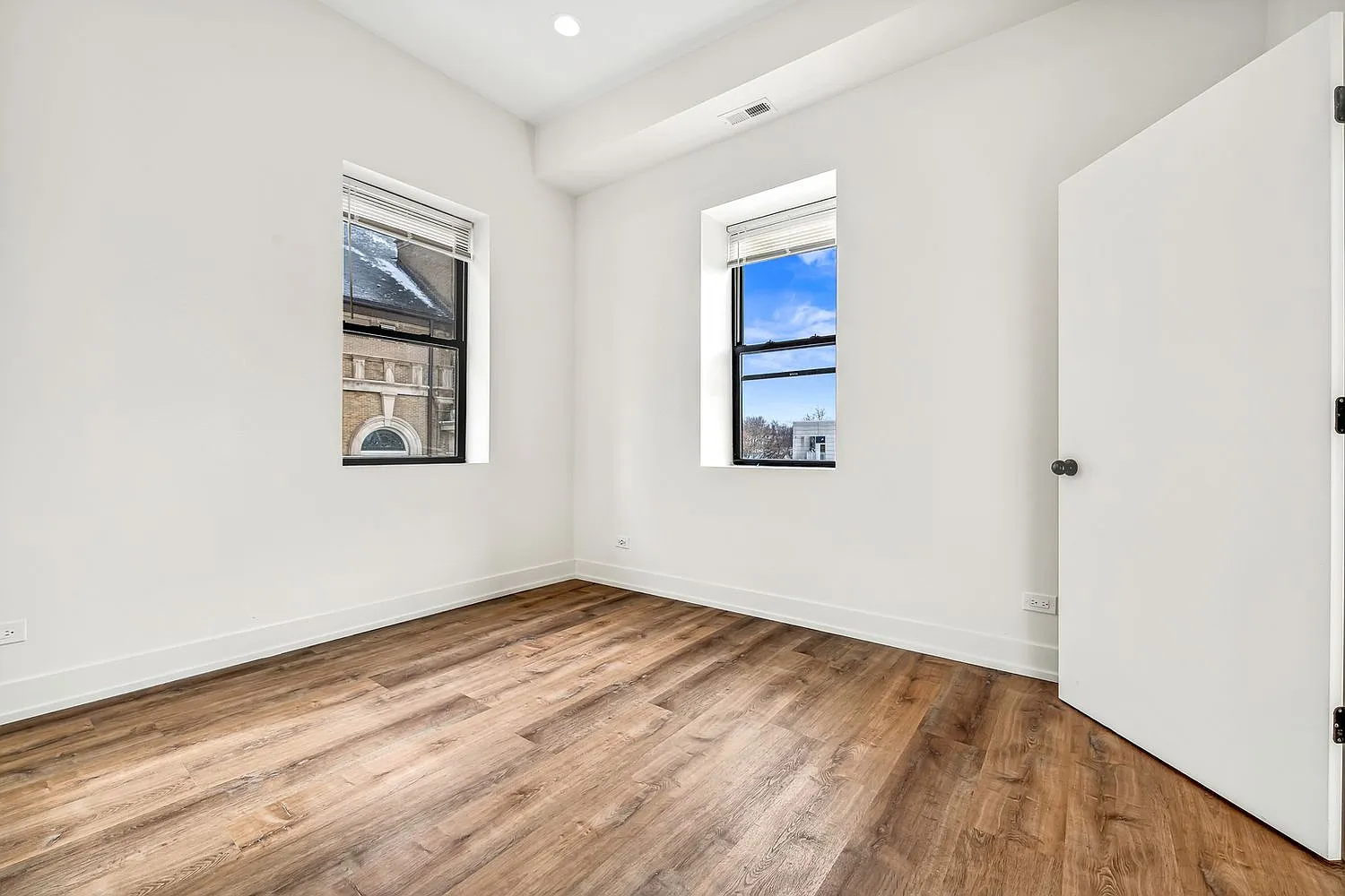 2 bed, 900 sqft, $2,999 — Photo 2