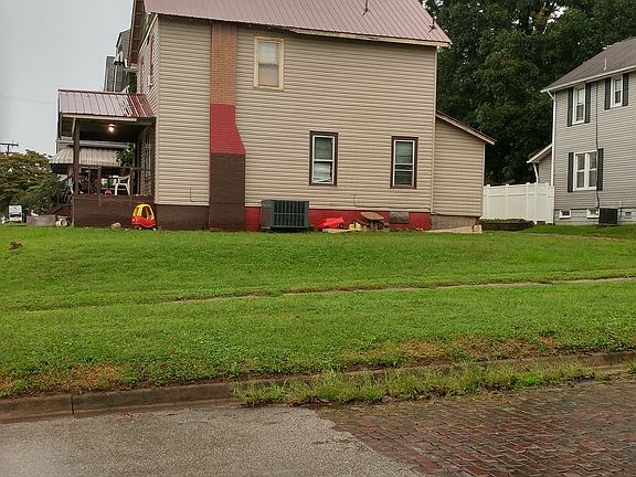 Side view with the yard 