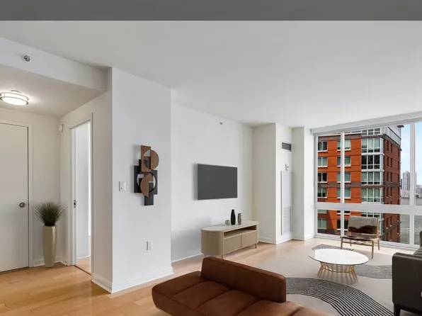 211 North End Avenue image 1 of 6