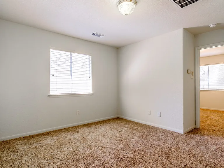2918 Five Oaks Dr — Photo 21