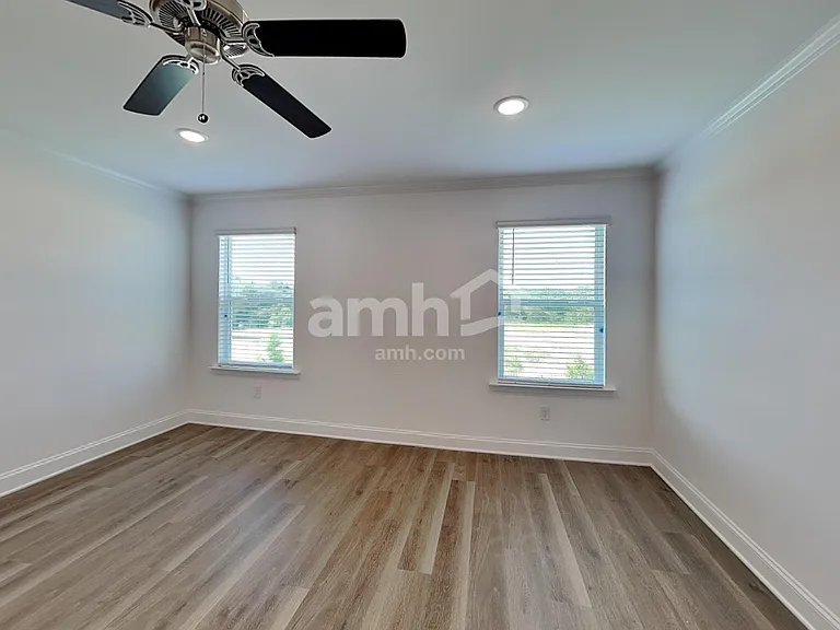 1124 Livengood Way — Photo 8