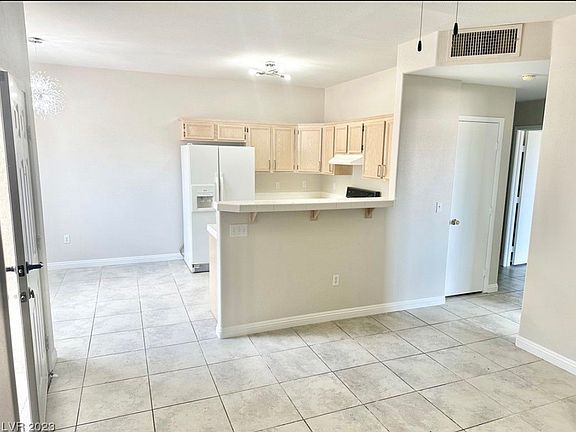 4th image of 2110 N Los Feliz St #1082