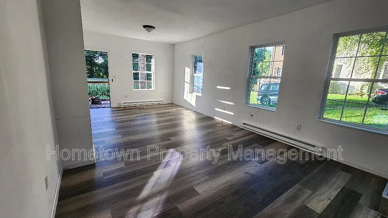 3 bed, 1.0 bath, $1,050 — Photo 3