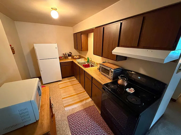 Regis Apartments — Photo 3