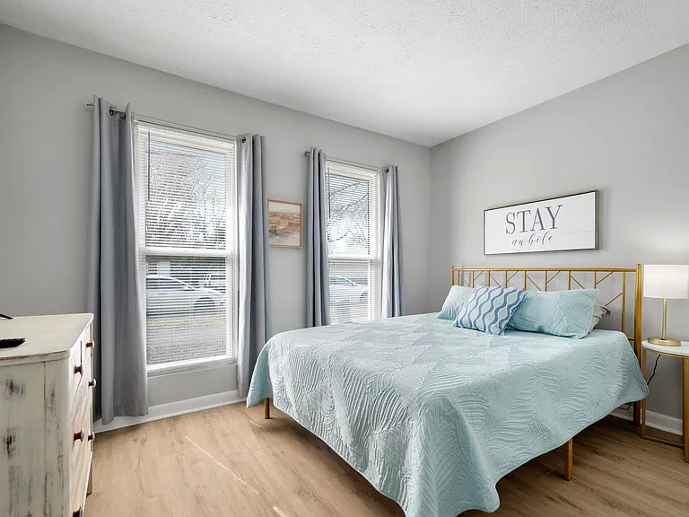 2403 E Pembroke Ave — Photo 19