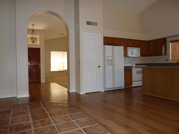 4th image of 30423 N 42nd St