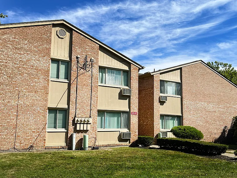 Twin Gables Apartments — Photo 8