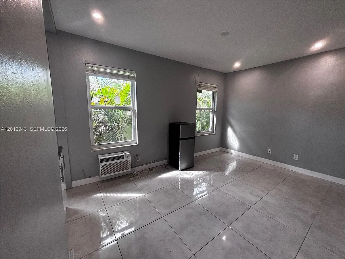 Building Photo - 319 W 28th St #15