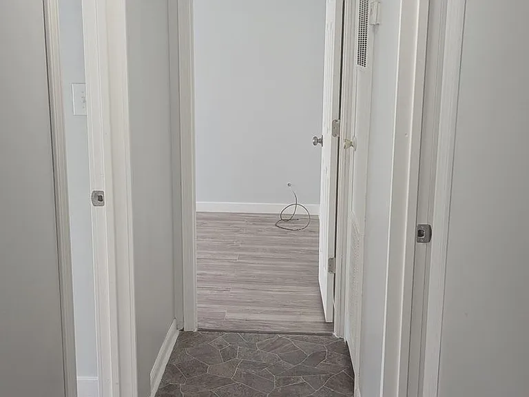 2241 Astor St — Photo 4