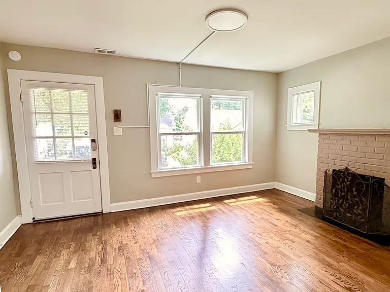 210 Linwood Dr — Photo 2