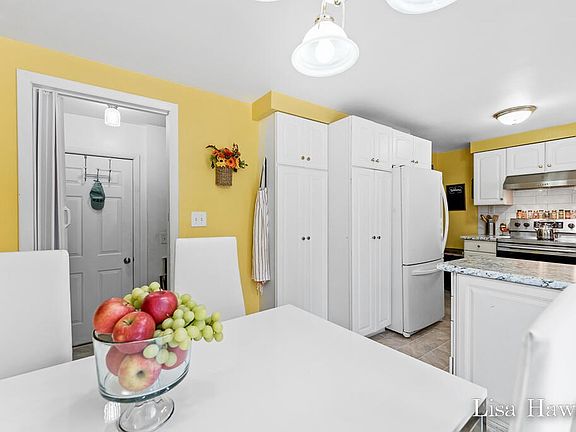 5th image of 1007 S Ferry St