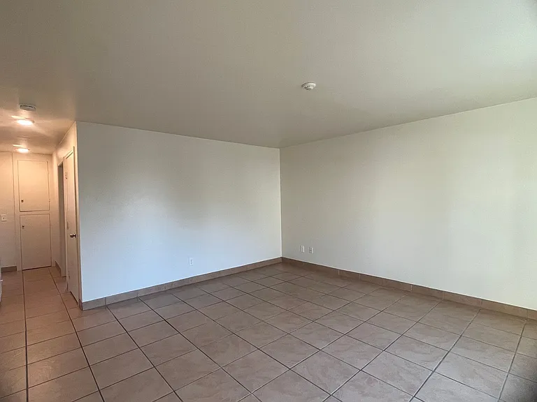 2555 W Steele Ln — Photo 5