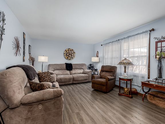 5th image of 27 Oakbrook Dr
