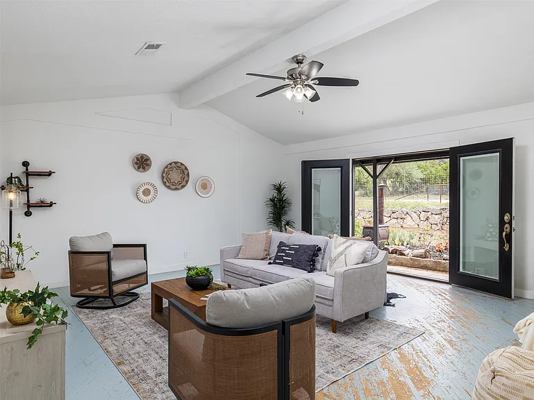 2591 Spring Valley Dr — Photo 3