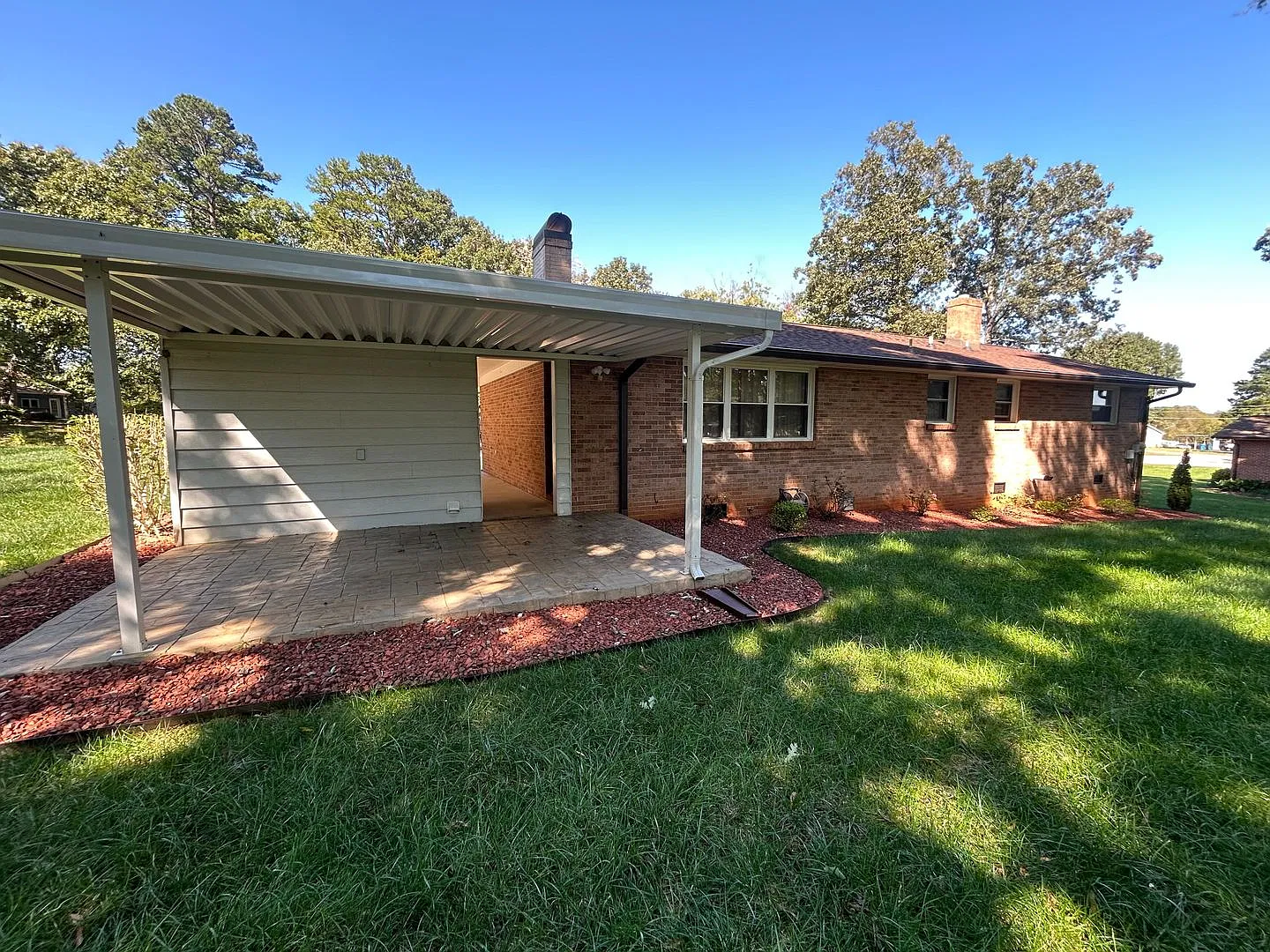 Comfortable 3 Bedroom Ranch with Carport & Lawn Care Included — Photo 2