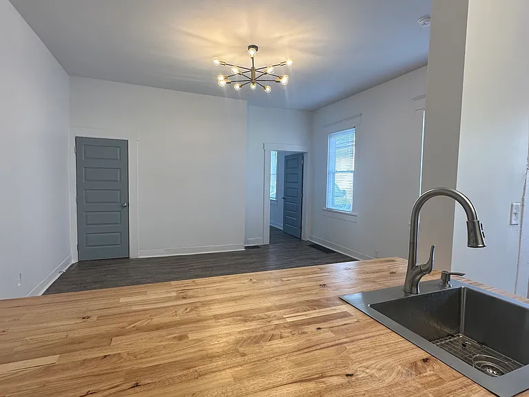 1144 Putnam St — Photo 3