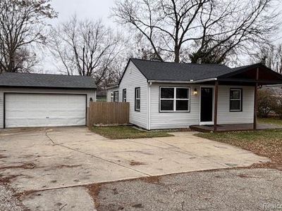 2850 Oldsmobile Ave, Waterford, MI, 48328