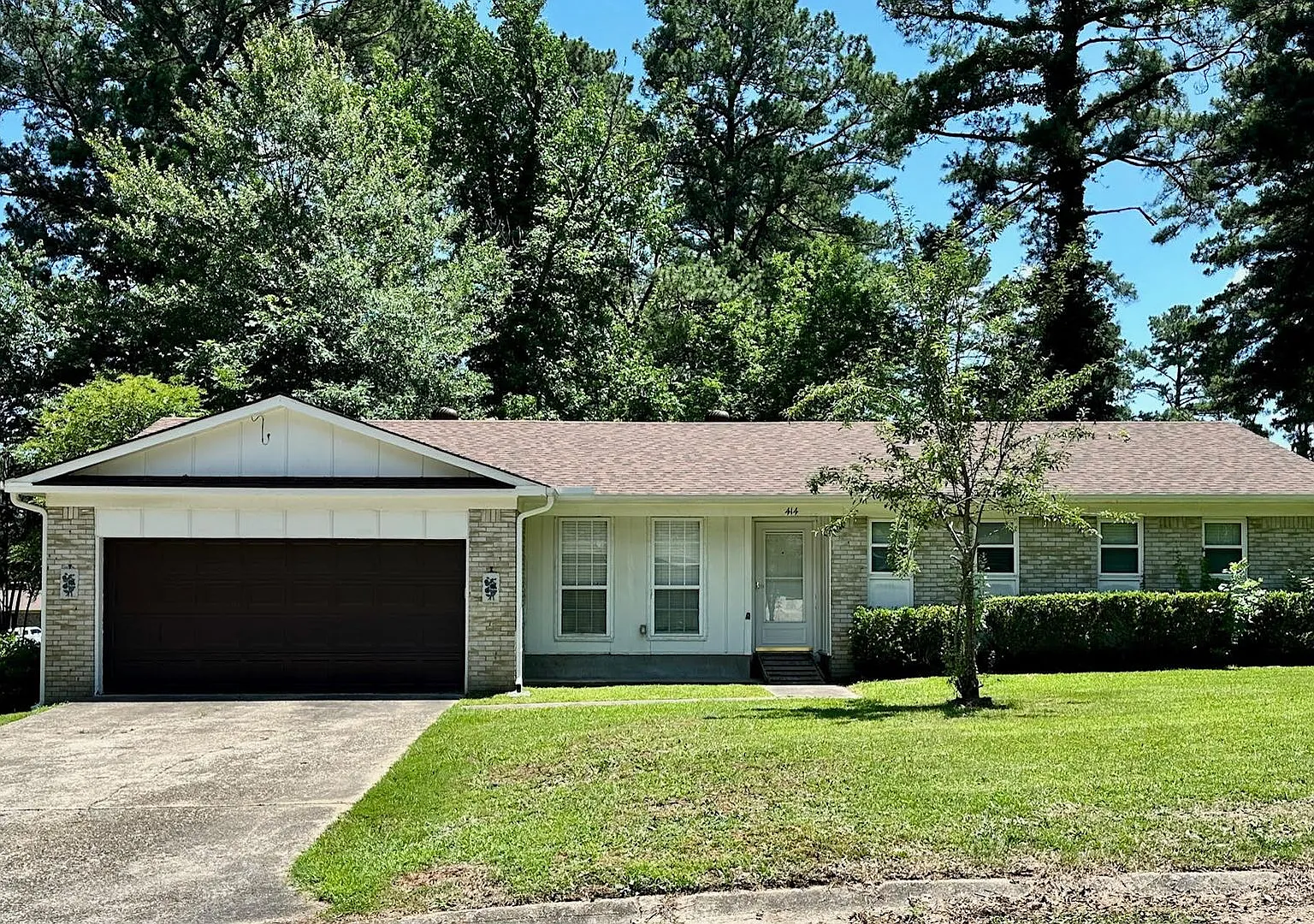 A Great Home in the Heart of Benton — Photo 1