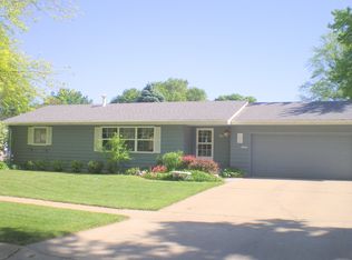 911 Valley View Dr, Vermillion, SD 57069