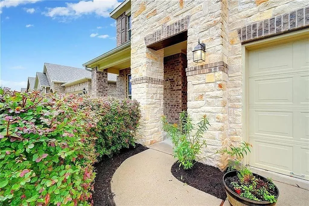 4 bed, 3.5 bath, 3077 sqft, $2,950 — Photo 2