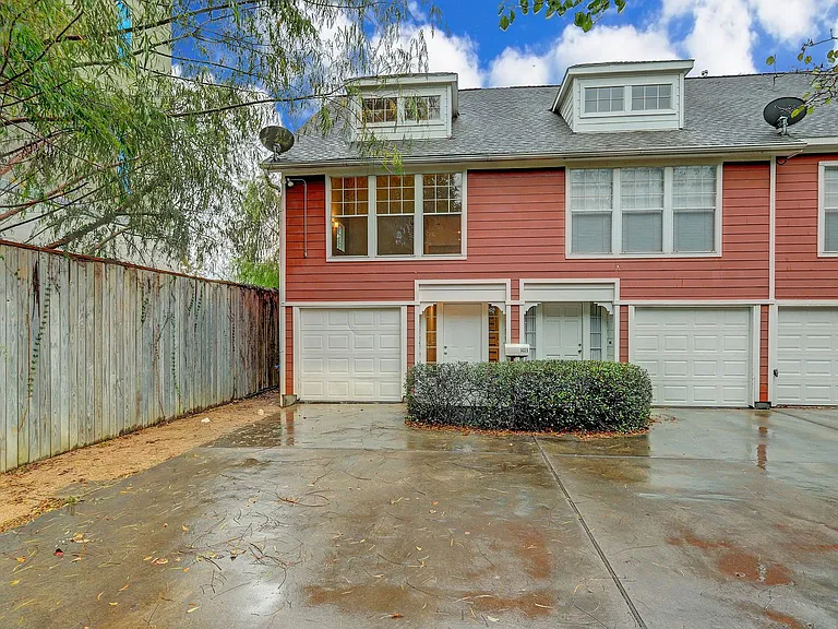 1401 Castle Ct — Photo 3