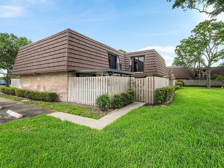 1024 10th Ln — Photo 1