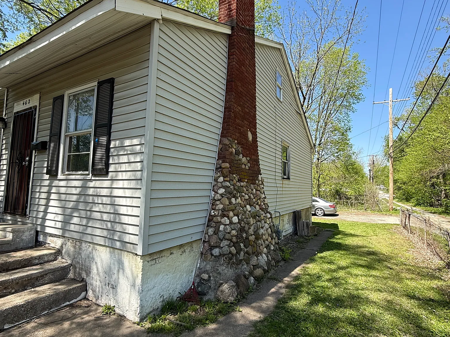 3 bed, 942 sqft, $895 — Photo 2
