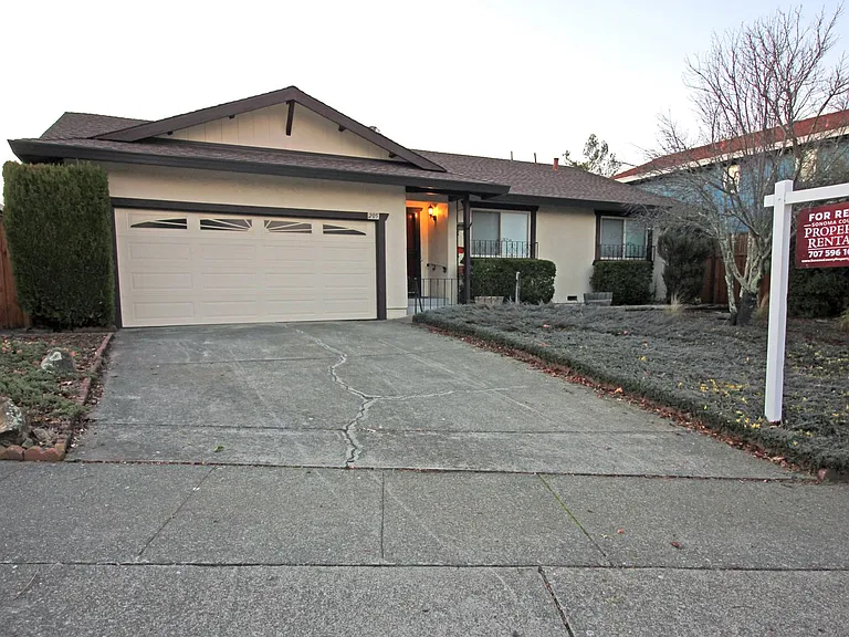 205 El Encanto Way — Photo 1