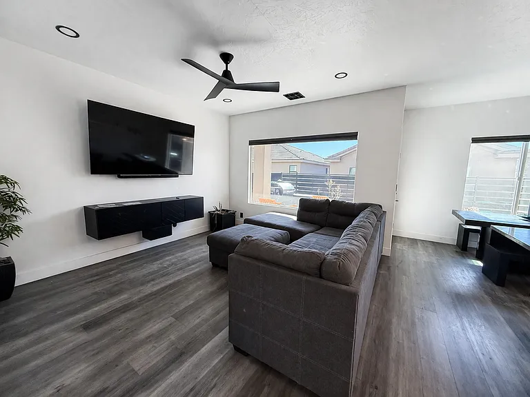 543 S Stewart Creek Cv — Photo 3