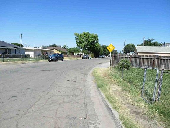 Exterior Neighborhood (street photo)