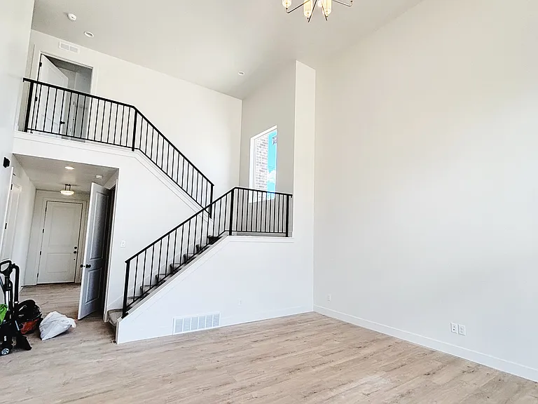 375 E 1600 N — Photo 10