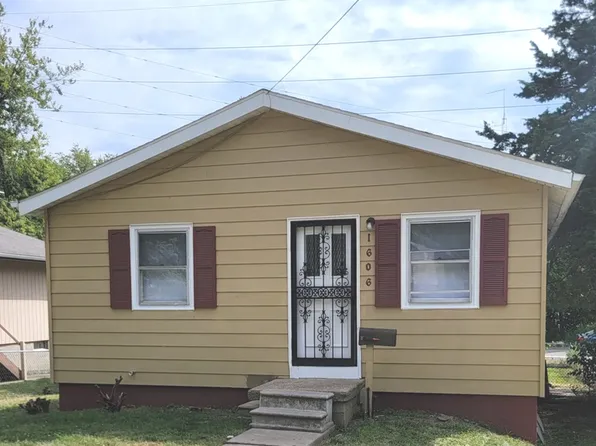 1606 Indiana St, Bloomington, IL 61701