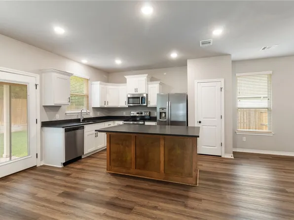 2507 Lightfoot Ln, Bryan, TX 77803