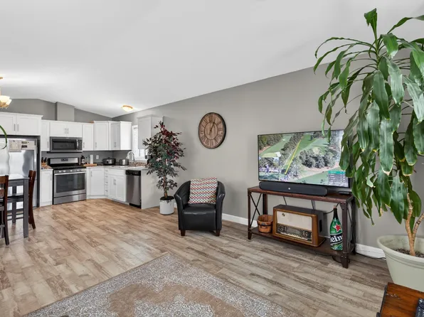 24330 Fraser Hwy #17, Langley, BC V2Z 1N2