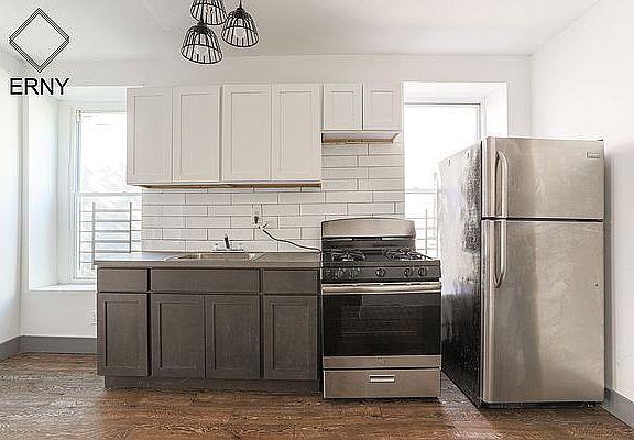 2nd image of 1930 Pacific St #3T