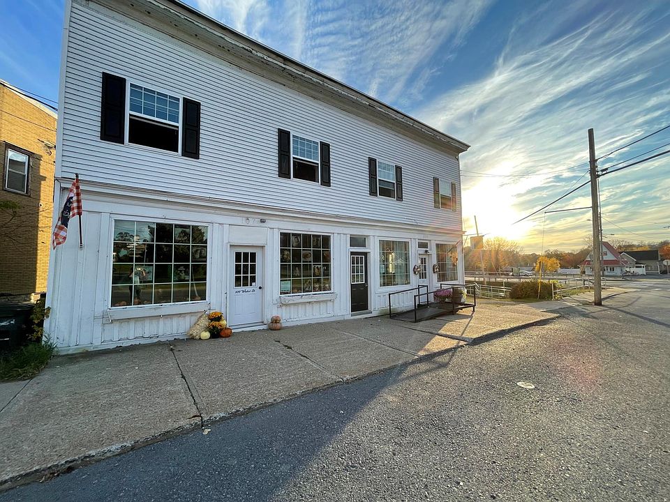 STREET VIEW OF BUILDING WITH HAIR SALON AND PHOTOGRAPHY STUDIO BELOW