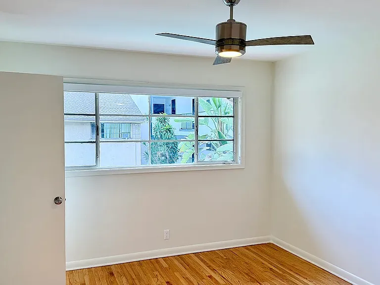 8222 De Longpre Ave #6 — Photo 13