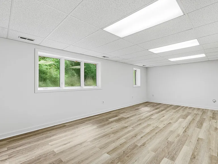 882 Coachway — Photo 33