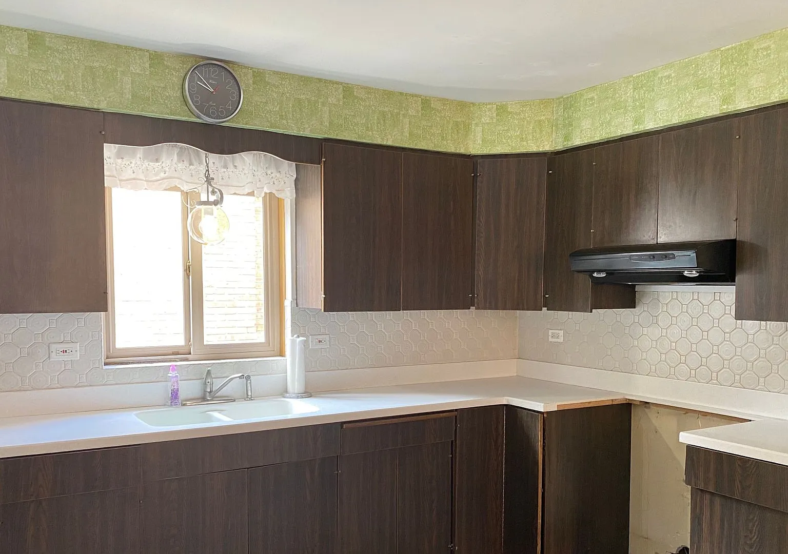 Awesome 3 Bed / 2 Bath House In Norridge! Attached Garage! HUGE Yard! — Photo 2