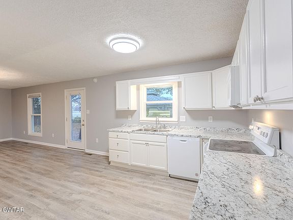 3rd image of 119 Hillcrest Dr