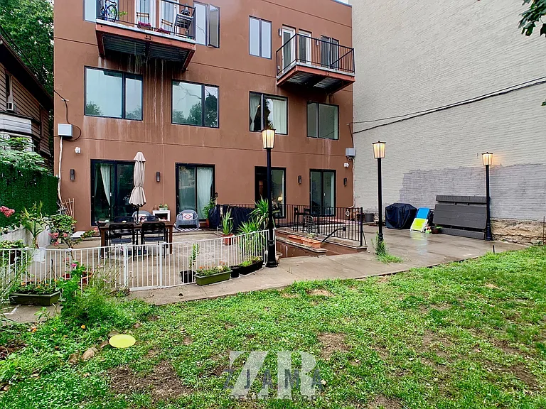 244 Hawthorne St #3F — Photo 12