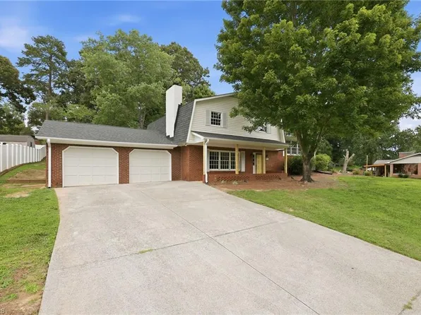 201 Jones Dr, Winston Salem, NC 27107