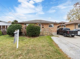 1035 Wellington St, Sarnia, ON N7S 1E4