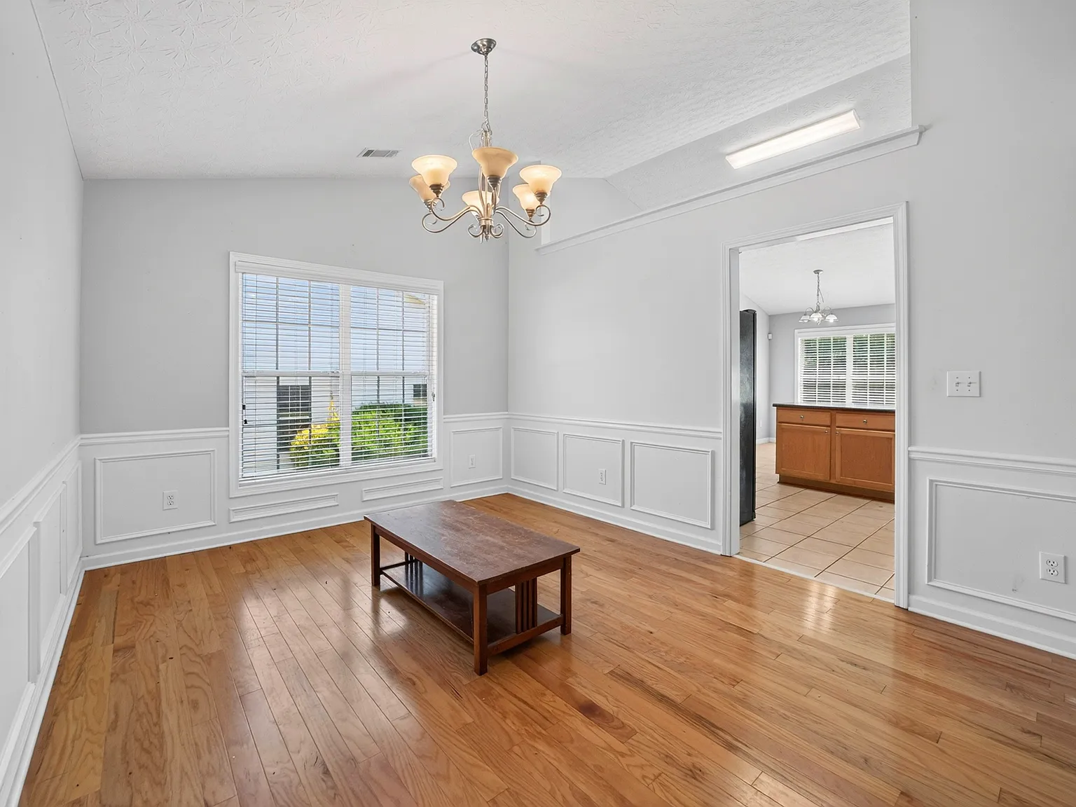 4 bed, 2308 sqft, $2,350 — Photo 4