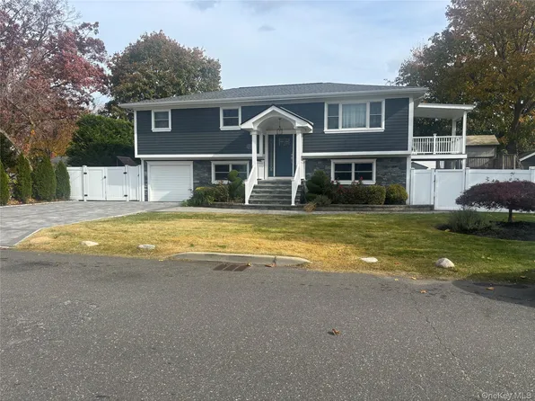 135 N 27th Street, Wheatley Heights, NY 11798