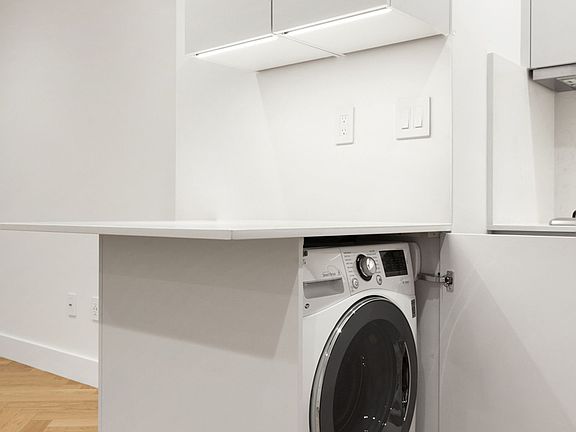 4th image of 225 W 23rd St #2251K