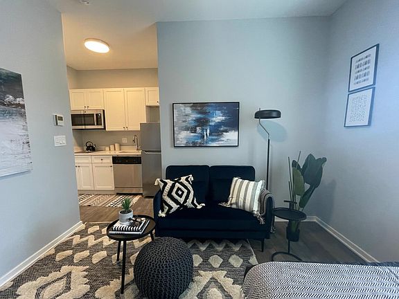 3rd image of 5237 N Winthrop Ave #403