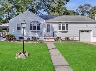156 Berkshire Dr, Farmingville, NY 11738
