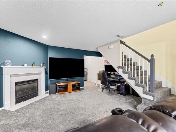 1322 SE Lexington Ave, Lees Summit, MO 64081