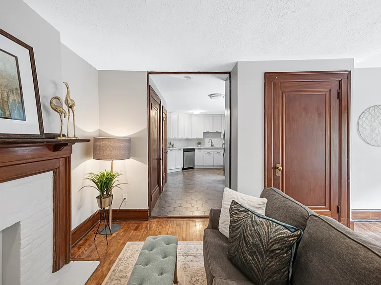 383 Wellington St W — Photo 17